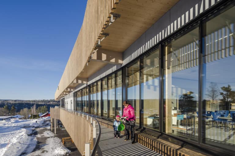 Detaljbilde fra Torvbråten skole, som er et svanemerket bygg.