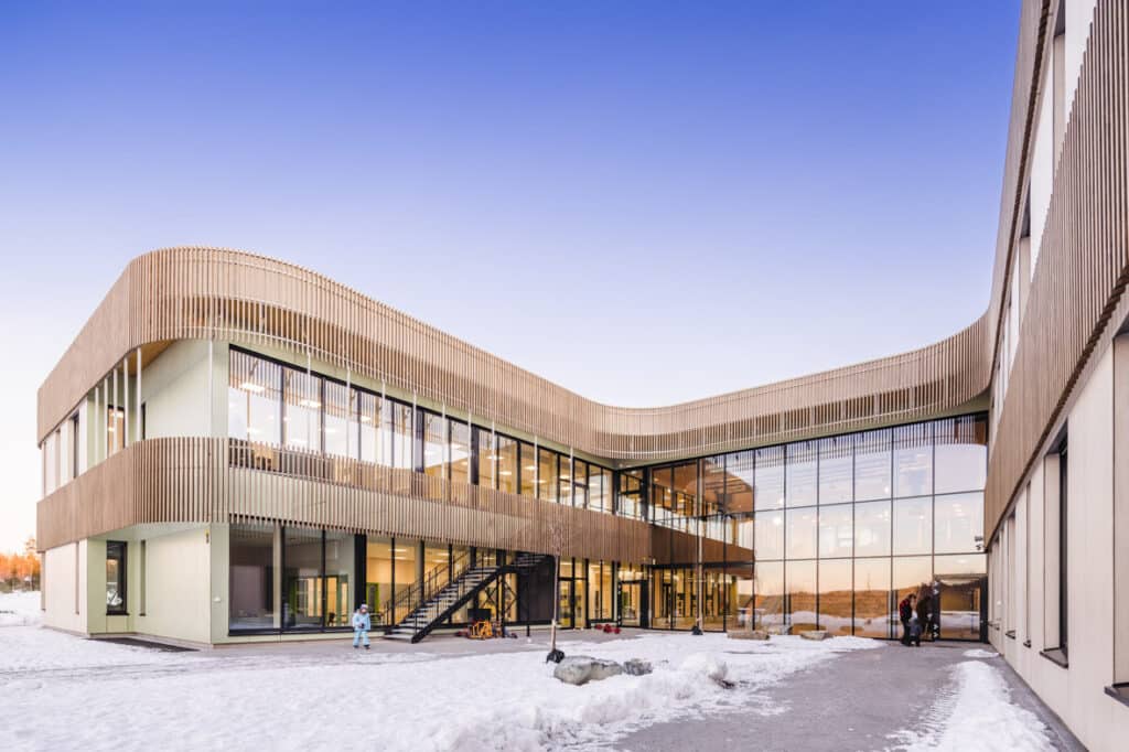 Torvbråten skole sett utenfra.